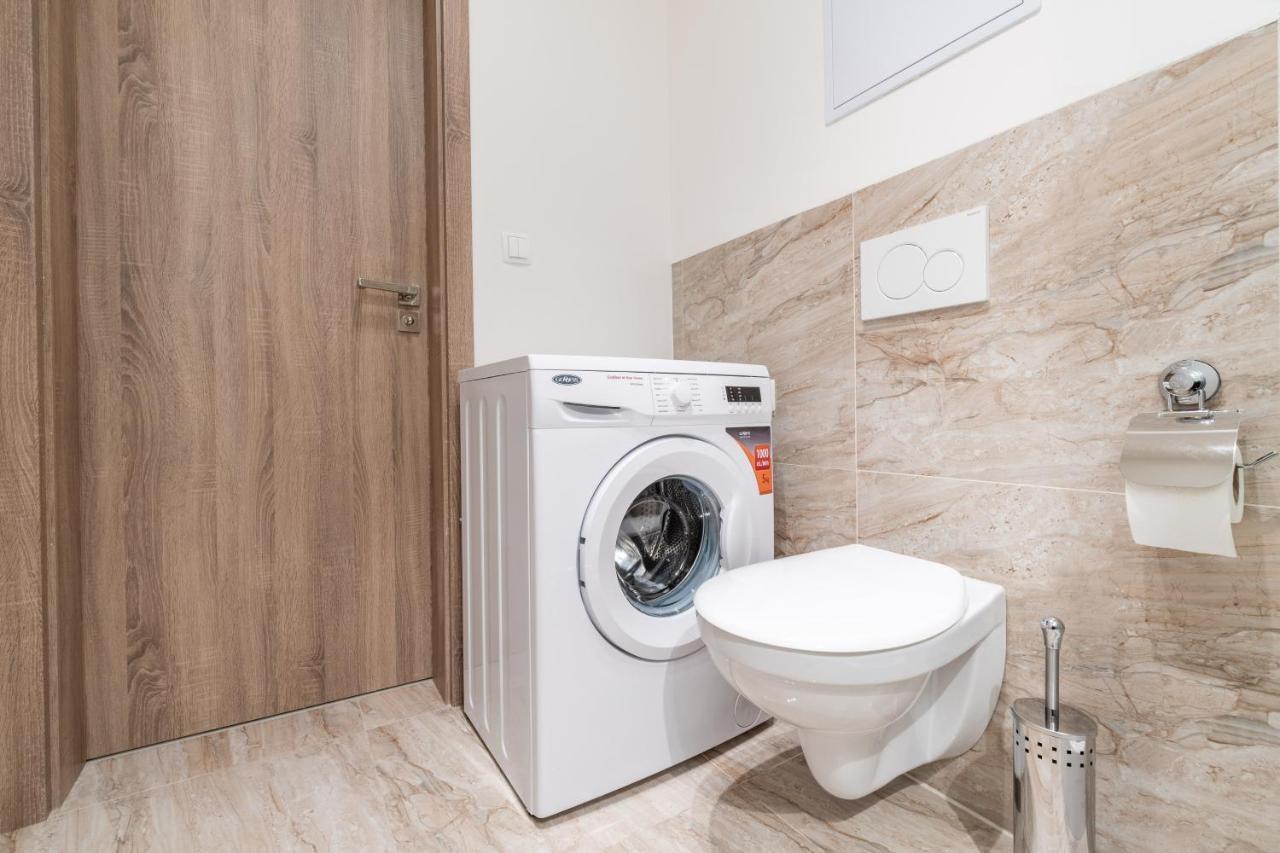Brand New Two Room Apartment #26 With Free Secure Parking Close To Center プラハ エクステリア 写真