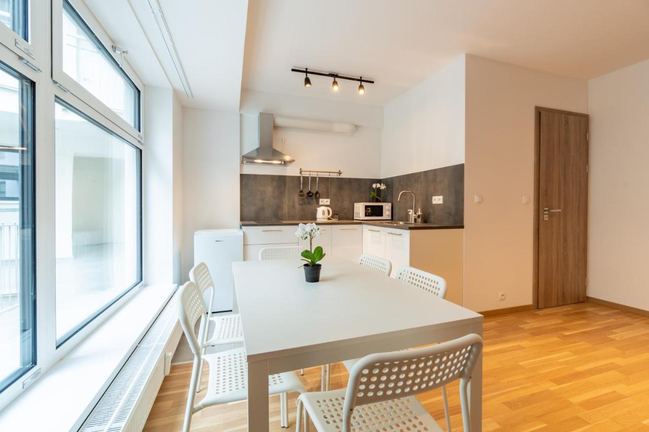 Brand New Two Room Apartment #26 With Free Secure Parking Close To Center プラハ エクステリア 写真
