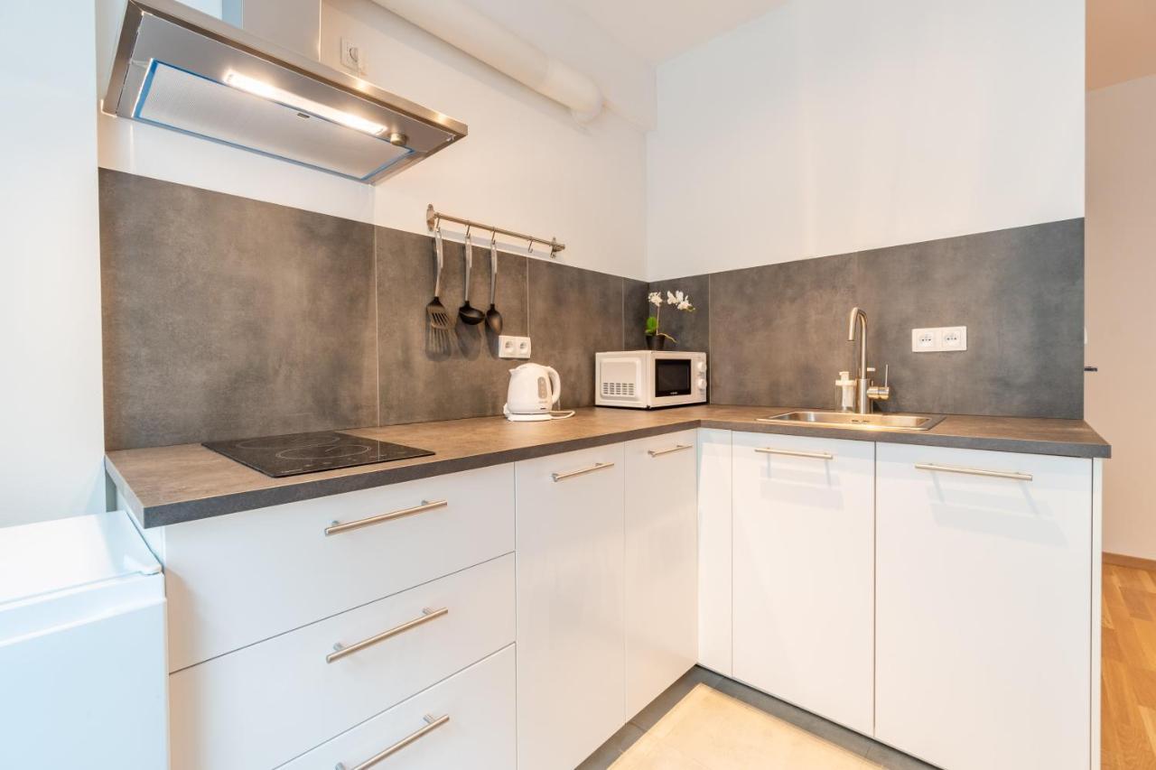 Brand New Two Room Apartment #26 With Free Secure Parking Close To Center プラハ エクステリア 写真