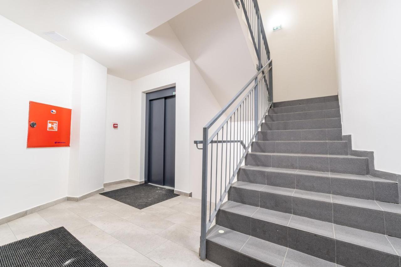 Brand New Two Room Apartment #26 With Free Secure Parking Close To Center プラハ エクステリア 写真