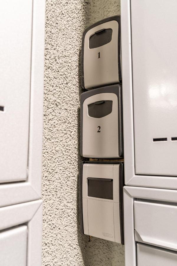 Brand New Two Room Apartment #26 With Free Secure Parking Close To Center プラハ エクステリア 写真