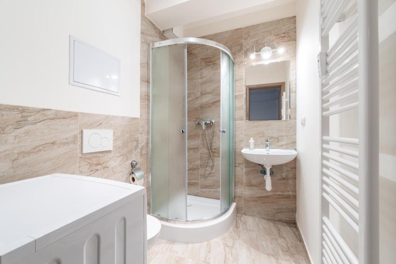 Brand New Two Room Apartment #26 With Free Secure Parking Close To Center プラハ エクステリア 写真