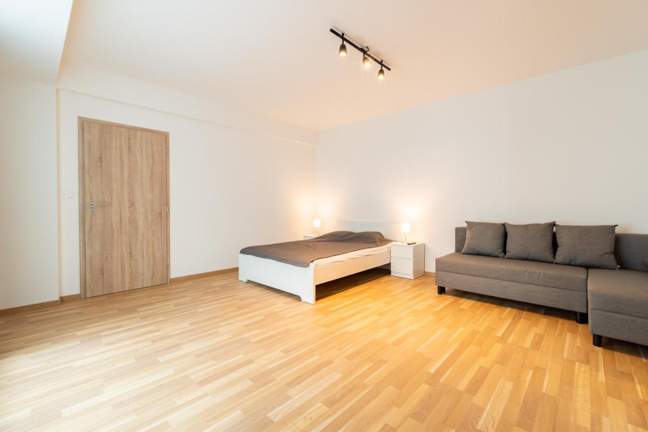 Brand New Two Room Apartment #26 With Free Secure Parking Close To Center プラハ エクステリア 写真